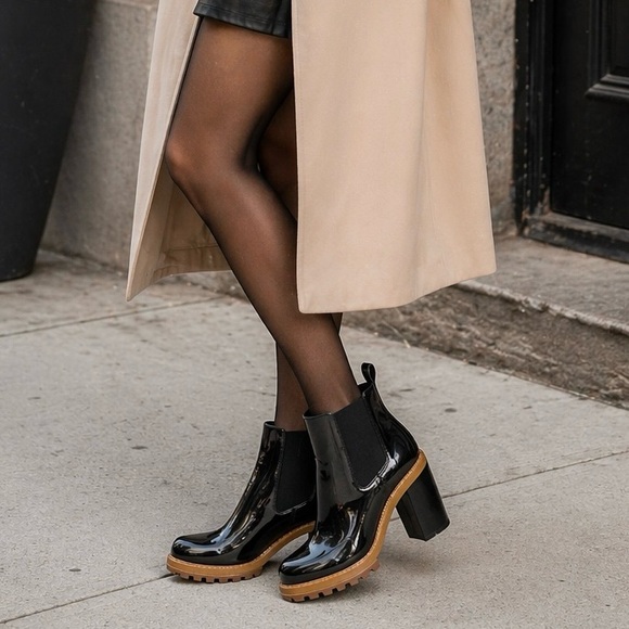Melissa Shoes - Melissa Gloss Chelsea Lug-Heel Boot - Black